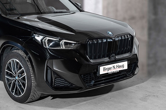 BMW iX1 3 of 28