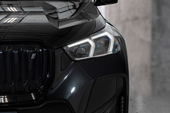 BMW iX1 5 of 28