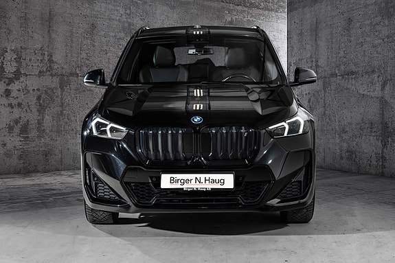 BMW iX1 4 of 28