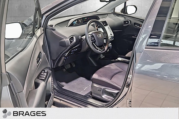 Toyota Prius Plug-in Hybrid 16 of 21