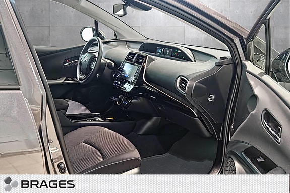 Toyota Prius Plug-in Hybrid 18 of 21