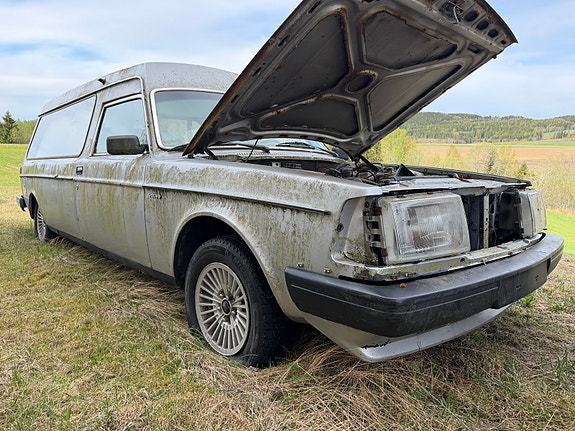 Volvo 245 2 of 5