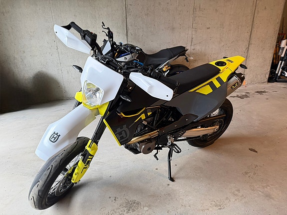 Husqvarna 701 Supermoto 2 of 5