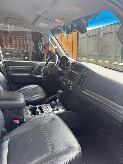 Mitsubishi Pajero 6 of 11