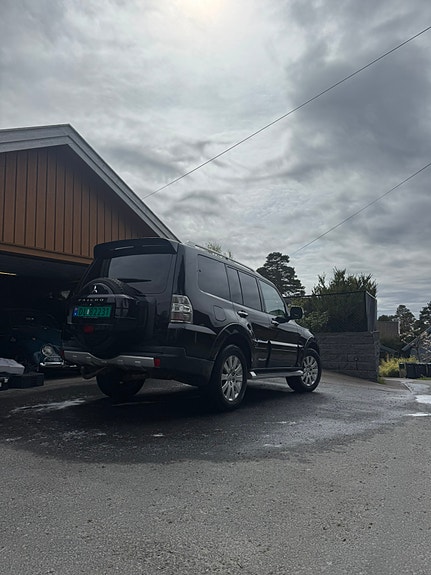 Mitsubishi Pajero 2 of 11