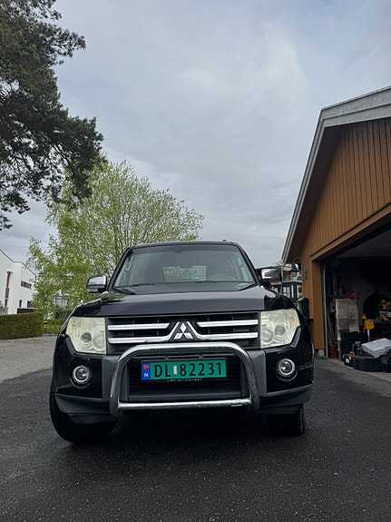 Mitsubishi Pajero 4 of 11