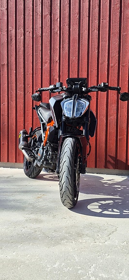 KTM 125 Duke 2 of 4