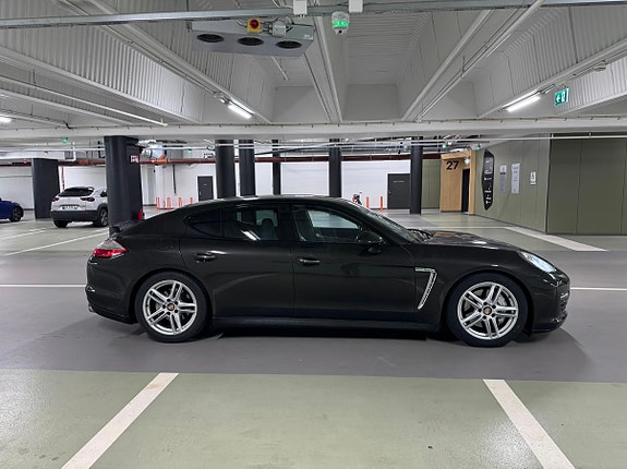 Porsche Panamera 4 of 5