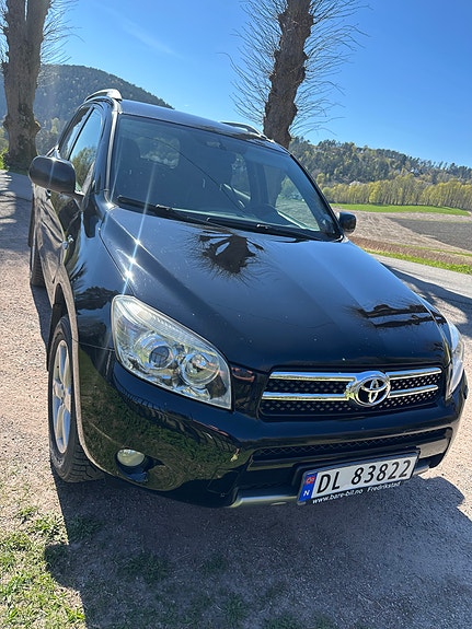 Toyota RAV4 2 of 5