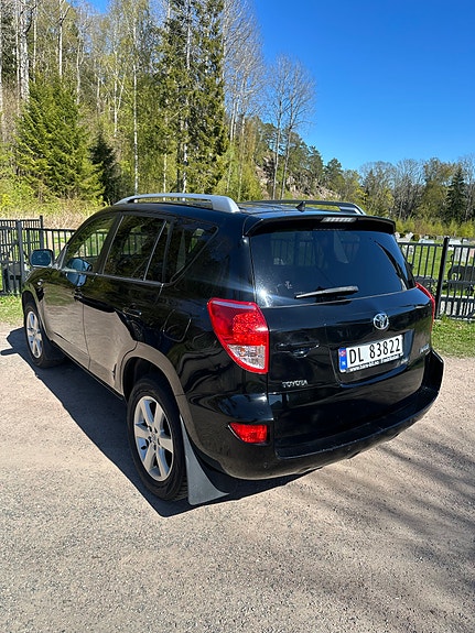 Toyota RAV4 4 of 5