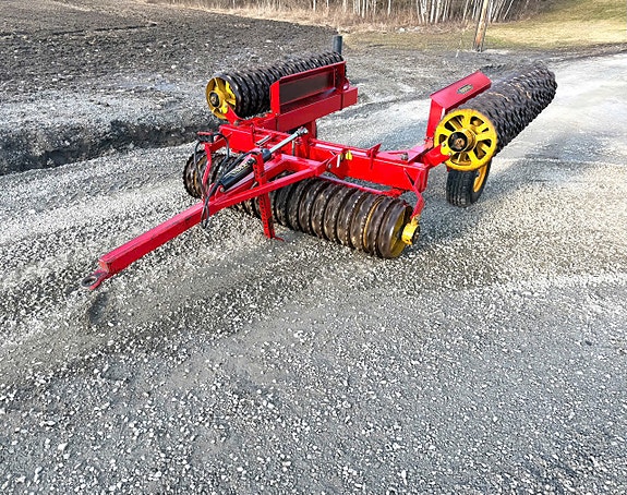 Fin og bra Väderstad Rollex 6,2M trommel med bra ringer. Nye dekk.