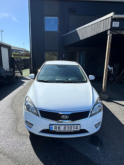 Kia Ceed 2 of 5