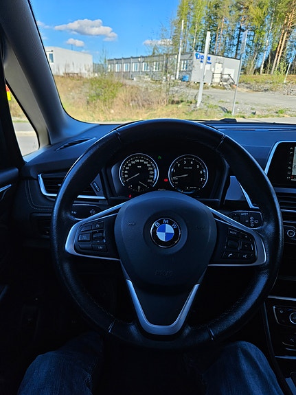 BMW 225xe 26 of 30