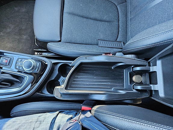 BMW 225xe 24 of 30