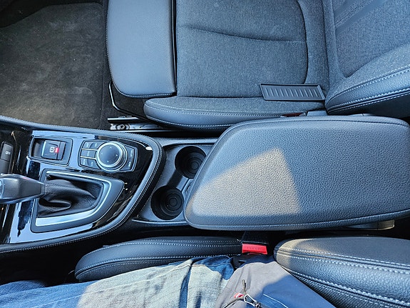BMW 225xe 23 of 30