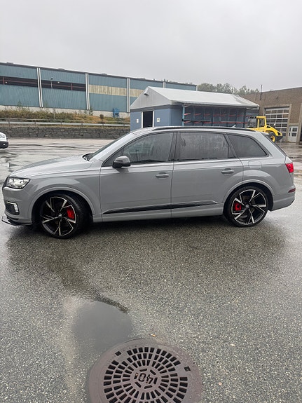 Audi Q7 2 of 18