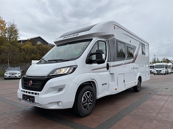 Rapido 696 F / QUEENBED / AUT / 140HK / 3500KG / UTEN HEVE-SENKESENG / NAVI / R.KAMERA / KEYLESS