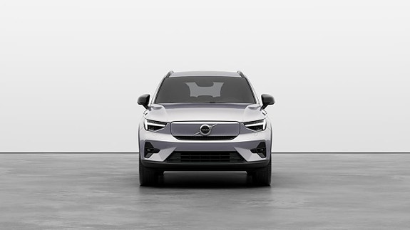 Volvo XC40 2 of 5
