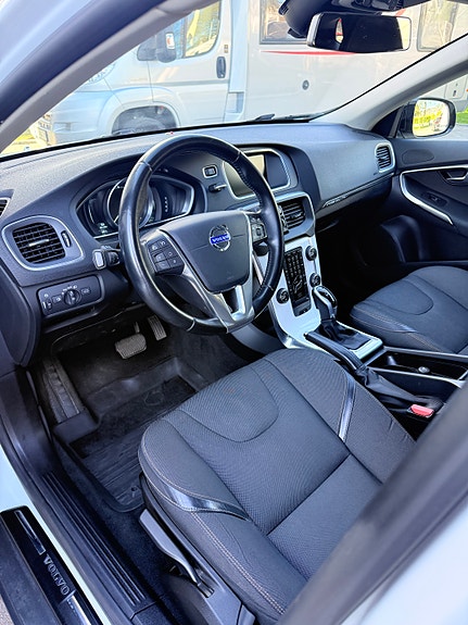 Volvo V40 Cross Country 7 of 13