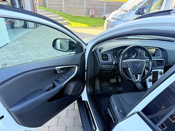 Volvo V40 Cross Country 8 of 13