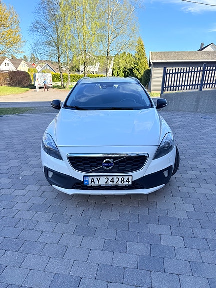 Volvo V40 Cross Country 2 of 13