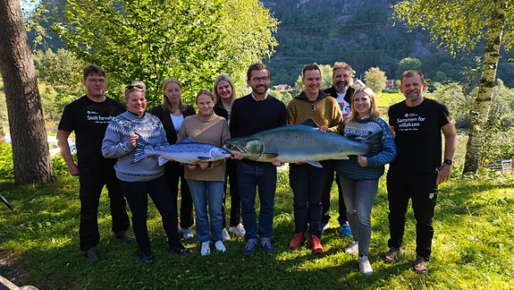 Sammen for å redde villaksen - også politikerne er med!