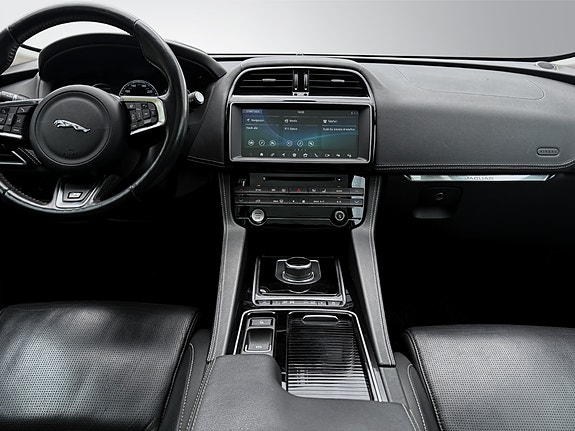 Jaguar F-PACE 23 of 30