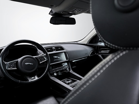 Jaguar F-PACE 28 of 30