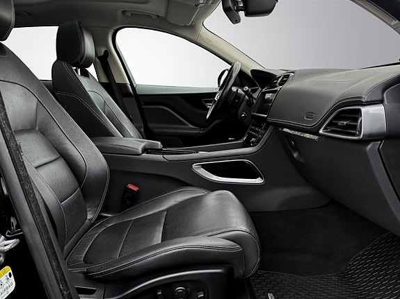 Jaguar F-PACE 27 of 30