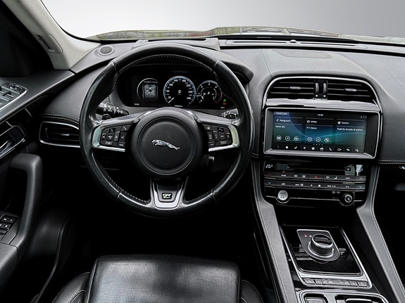 Jaguar F-PACE 30 of 30
