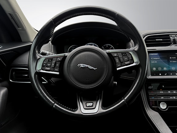 Jaguar F-PACE 29 of 30