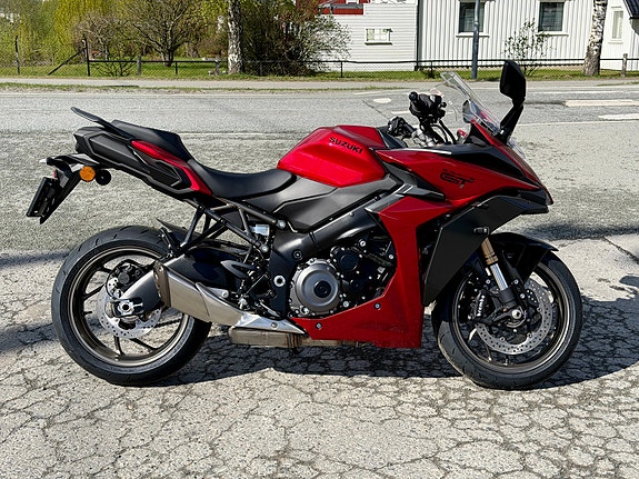 Suzuki GSX-S1000GT - Sportstourer 2 of 10