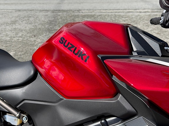Suzuki GSX-S1000GT - Sportstourer 4 of 10