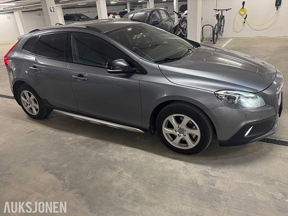 Volvo V40 Cross Country 3 of 5