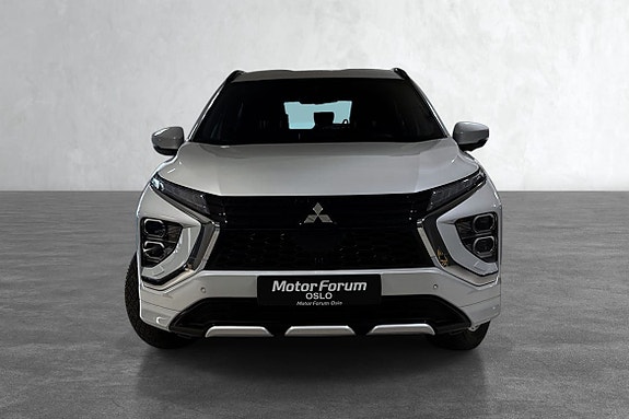 Moderne hvit SUV med adaptiv cruise og nøkkelfri adgang.