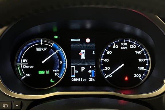 Digitalt dashbord viser EV-status og intuitiv kjøremodusoversikt.