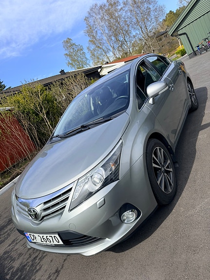 Toyota Avensis 2 of 5