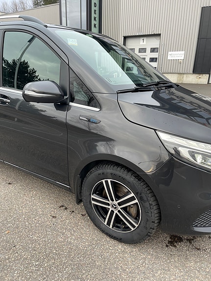 Mercedes-Benz EQV300 4 of 5