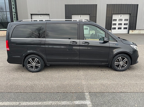 Mercedes-Benz EQV300 3 of 5