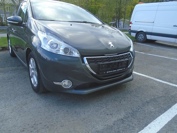 Peugeot 208 2 of 5