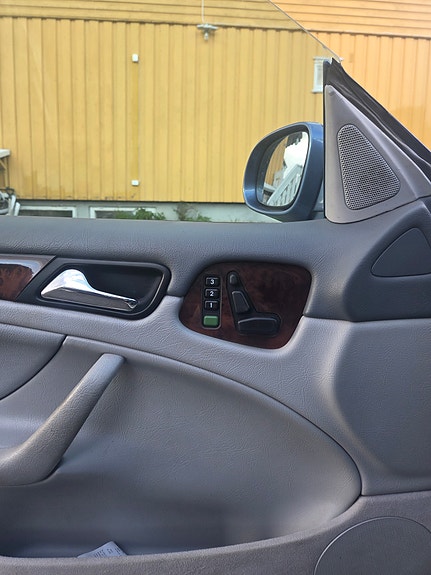 Mercedes-Benz CLK230 15 of 24