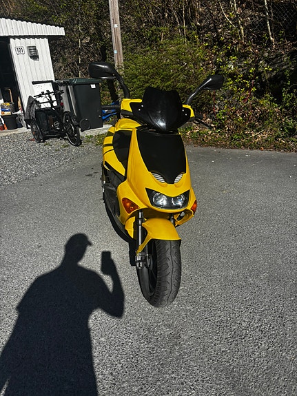 Aprilia SR 50 2 of 7