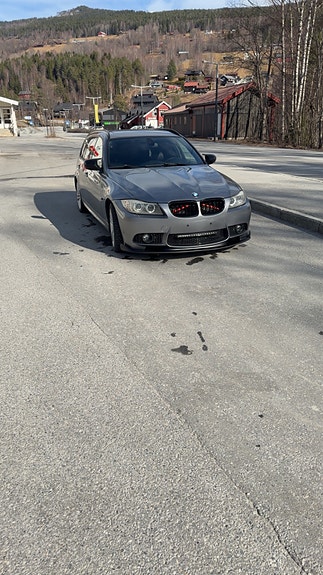 BMW 320xd 2 of 5