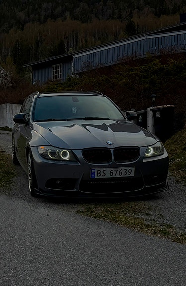 BMW 320xd 3 of 5