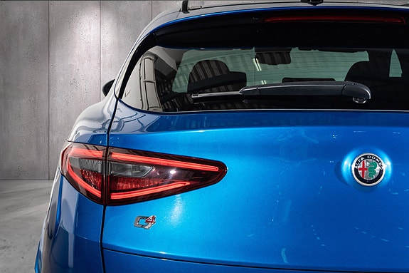 Alfa Romeo Stelvio Quadrifoglio 9 of 30