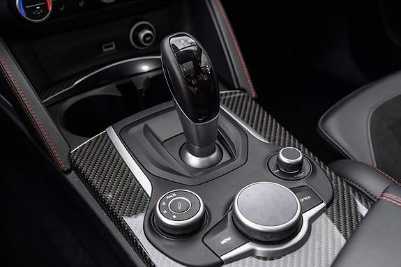 Alfa Romeo Stelvio Quadrifoglio 16 of 30