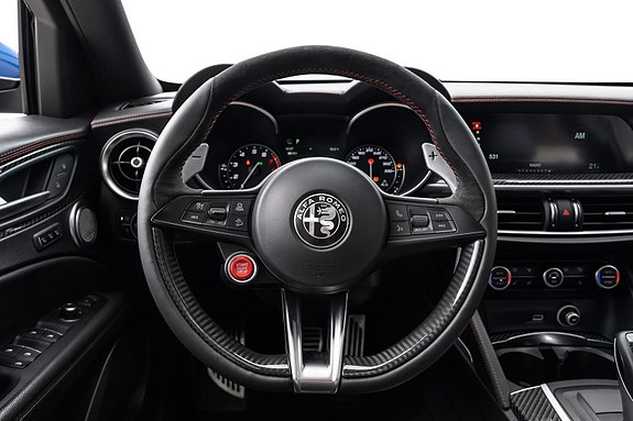 Alfa Romeo Stelvio Quadrifoglio 12 of 30