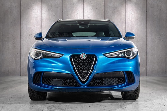 Alfa Romeo Stelvio Quadrifoglio 3 of 5