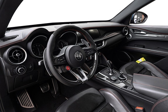 Alfa Romeo Stelvio Quadrifoglio 22 of 30