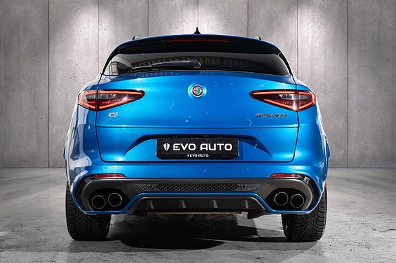 Alfa Romeo Stelvio Quadrifoglio 8 of 30